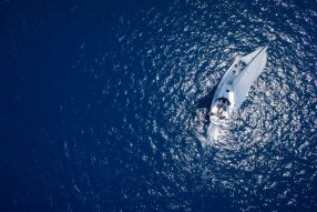 Фотообои парусная яхта на синей воде